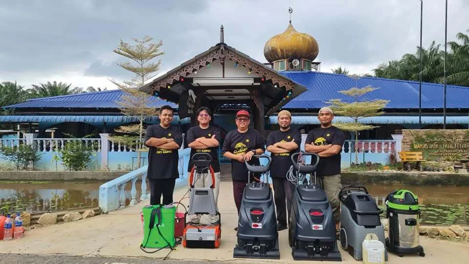Pasukan Arfa Clean bersama mesin cucian gred komersial di hadapan masjid - Kluang, Johor
